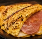 Omletă cu șuncă și cașcaval